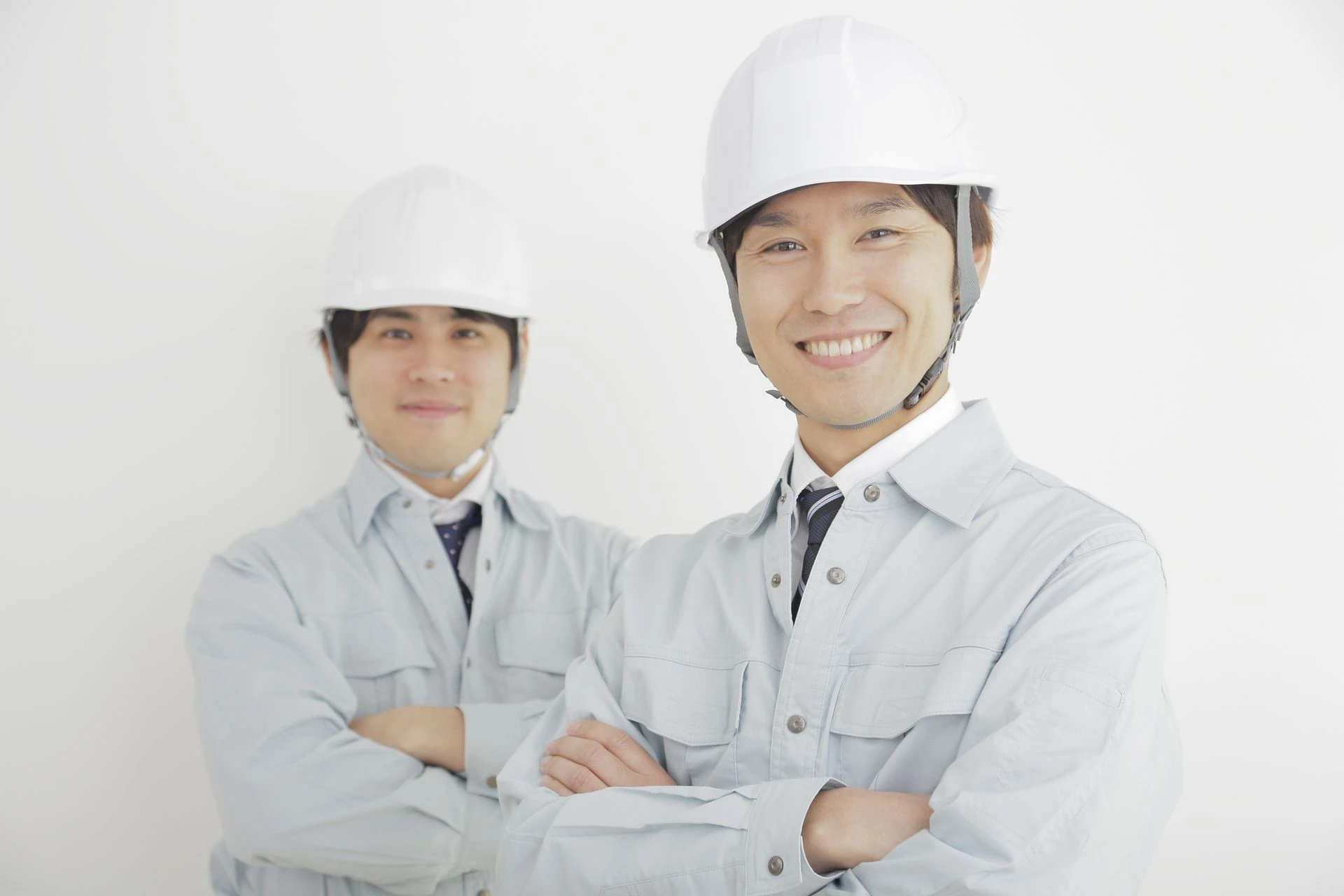 住宅の外構工事を行うスタッフたち